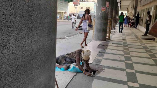 Varios cubanos afrodescendientes en una calle de La Habana.