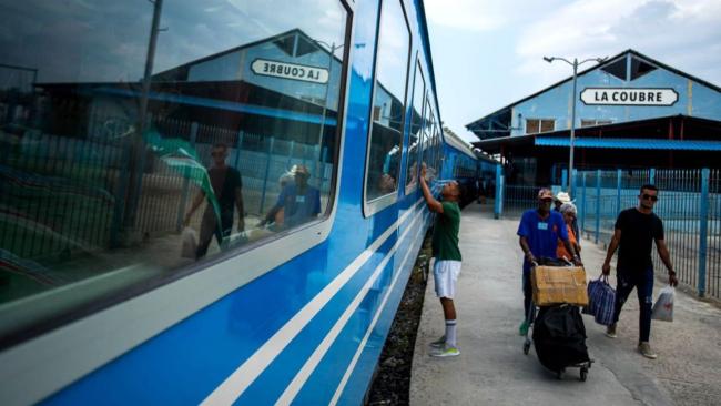 Un tren en la estación de La Coubre en La Habana.