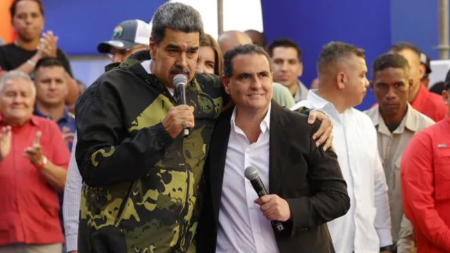 Nicolás Maduro junto a Alex Saab en un acto público.