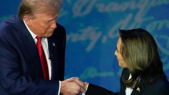 Kamala Harris saluda a Donald Trump en el debate presidencial.