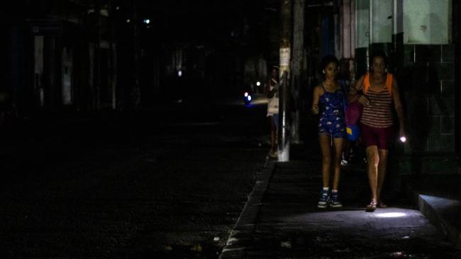 Dos cubanas en la calle durante el apagón total de este 18 de octubre.