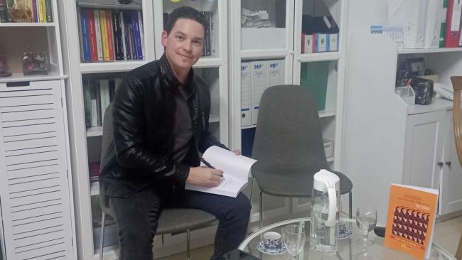 Yoe Suárez en la presentación del libro en Madrid.