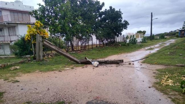 Poste y alumbrado caídos en Santiago de Cuba por lluvias asociadas a Rafael.