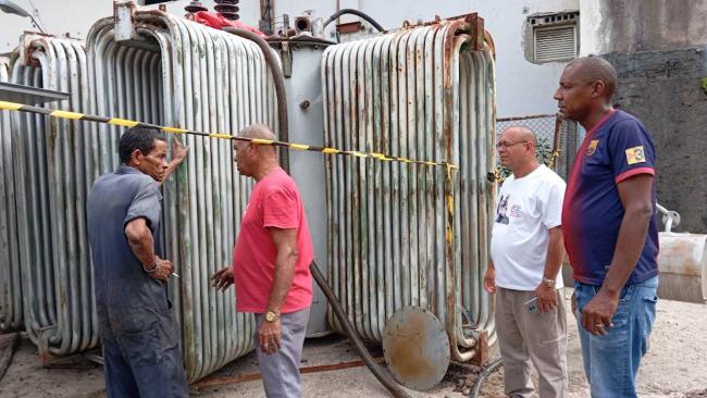 Trabajadores y funcionarios en el transformador afectado.