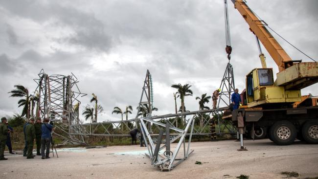 Torres del sistema eléctrico derribadas por el huracán Rafael en Artemisa.