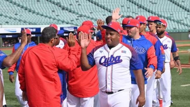 Equipo Cuba de béisbol en un partido de preparación para el Premier 12.