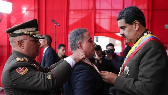 Tarek William Saab condecorado por Nicolás Maduro.