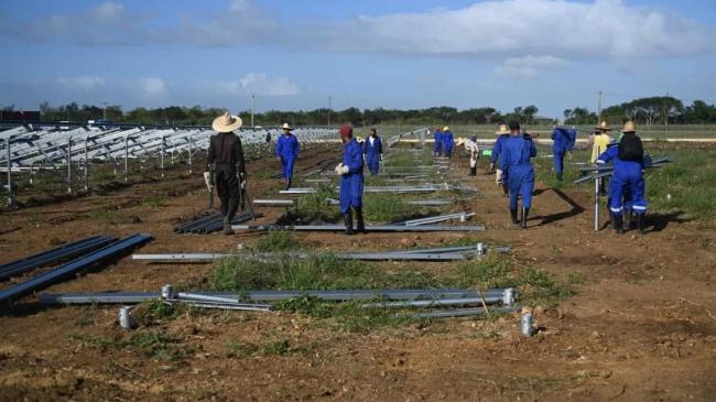 Montaje de un parque de paneles solares en Cuba.