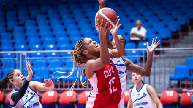 Equipo femenino cubano de baloncesto en el juego frente a El Salvador.