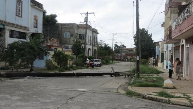 Un poste de luz caído en una calle de La Habana, un día después del paso del huracán Rafael.