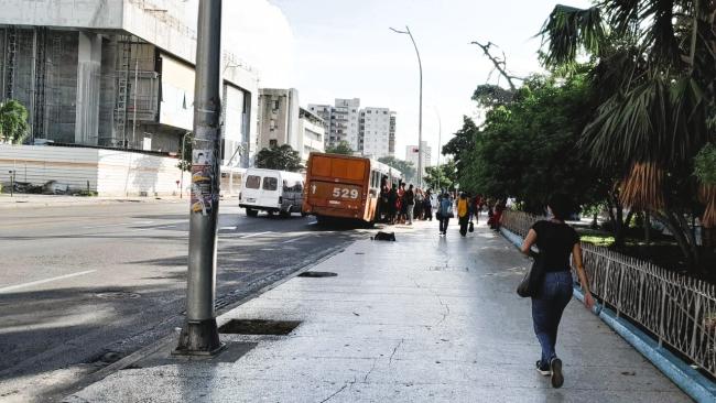 Una mujer cubana camina por una calle del Vedado.