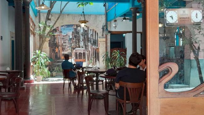 Un restaurante semivacío en La Habana.