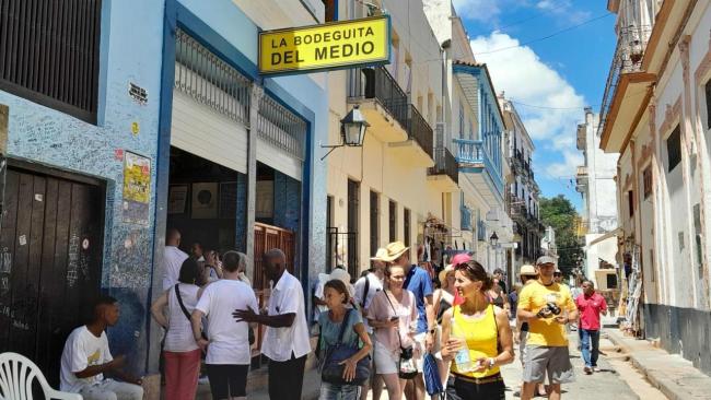 Turistas en La Bodeguita del Medio, en La Habana.