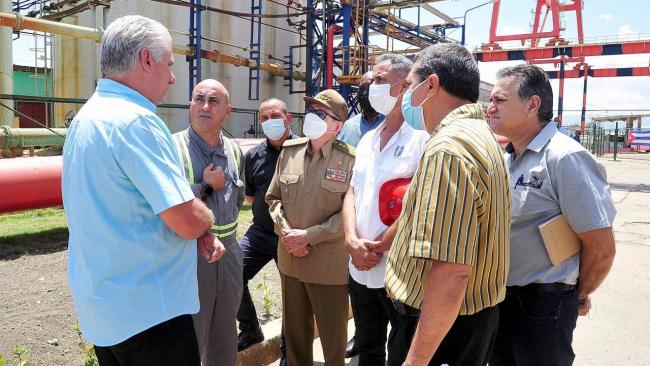 Raúl Castro y Miguel Díaz-Canel recorren áreas de la termoeléctrica de Felton, de Holguín, en 2022.