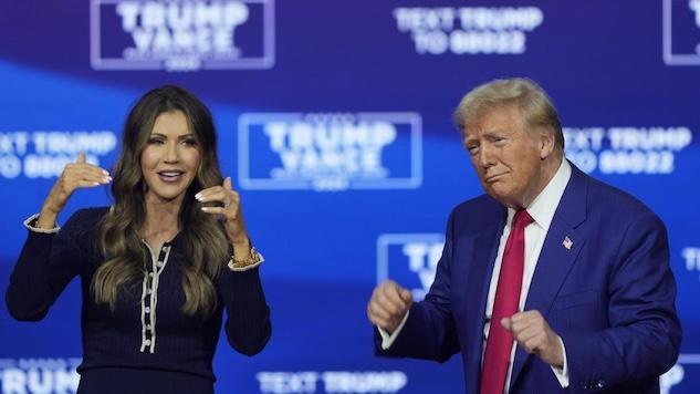 Kristi Noem junto a Donald Trump.