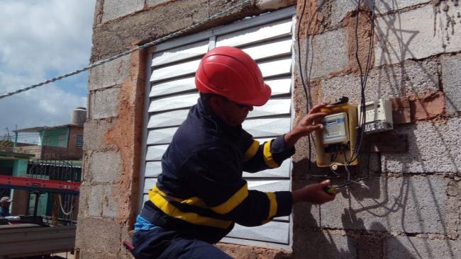 Un liniero trabaja en una vivienda en Artemisa.