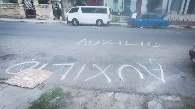 Pedido de auxilio escrito en una calle de El Vedado, La Habana, tras seis días sin electricidad.