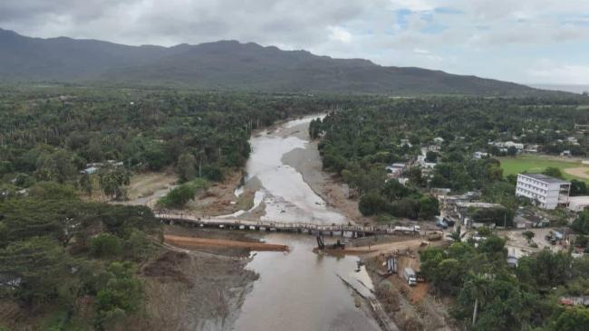 Construcción de un nuevo puente en Imías tras el destrozo de Oscar.