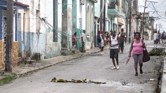 Una calle del Cerro, La Habana, tras el paso del huracán Rafael.