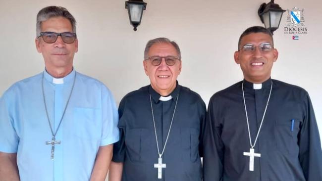 Arturo González (al centro), obispo de Santa Clara y nuevo presidente de la COCC; Juan Gabriel Díaz (Matanzas, izquierda) y Eloy Ricardo Domínguez, obispo auxiliar de La Habana.