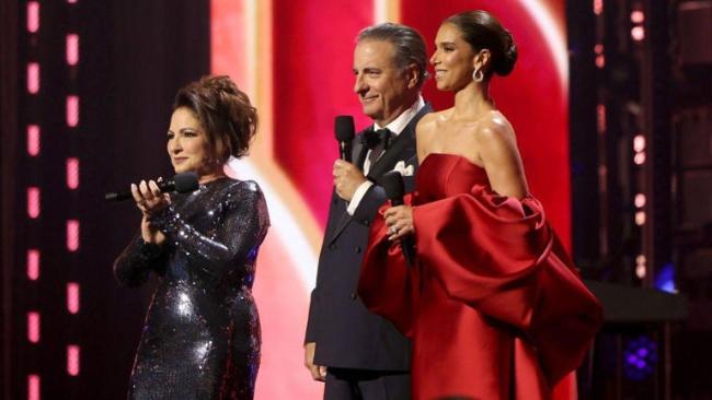 La cantante y el actor cubanos Gloria Estefan y Andy García, junto a la actriz boricua Roselyn Sánchez en la noche de los Latin Grammy.