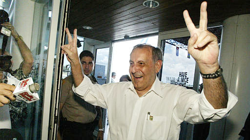 Guillermo Novo Sampol llegando a Miami desde Panamá, en 2005.