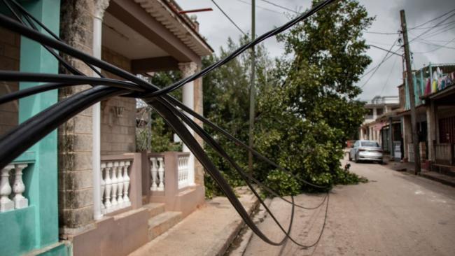 Cables derribados en una calle en Artemisa.