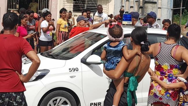 Un vecino habla con la Policía en el lugar del robo en Santiago de Cuba.