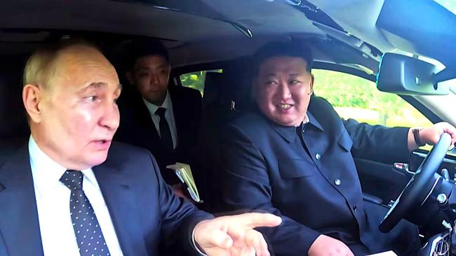 Vladimir Putin y Kim Jong Un se divierten juntos.