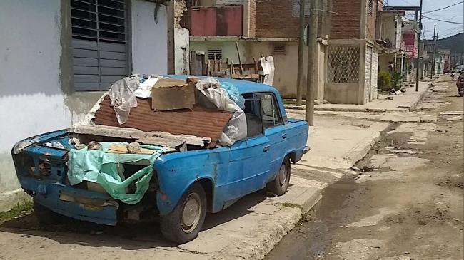 Un carro soviético en San Pedrito, Santiago de Cuba.