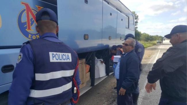 Policías revisan un ómnibus interurbano durante su trayecto.