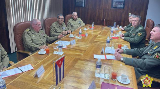 El ministro de las FAR, Álvaro López Miera (izq.) junto a generales cubanos y bielorrusos en Minsk.