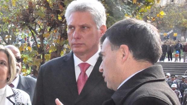 El exembajador de Bolivia en Cuba, Juan Ramón Quintana (der.), junto a Miguel Díaz-Canel.