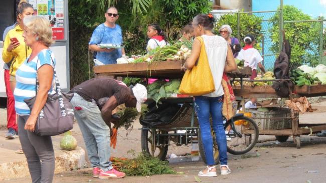 Un puesto de venta ambulante en La Habana.