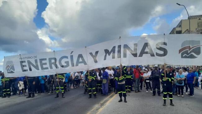 Trabajadores del Ministerio de Energía y Minas en la marcha del sábado.