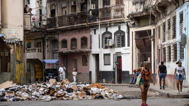 Un basurero en una esquina de La Habana.