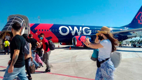 Turistas desembarcando en Cuba.