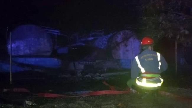 Un bombero tras la extinción del incendio en la planta de asfalto de Sancti Spíritus.