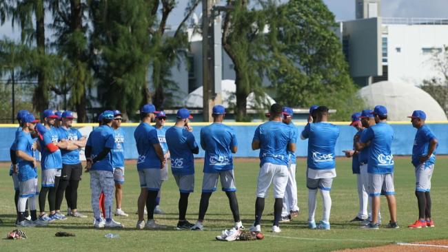 Peloteros del equio de FEPCUBE durante un entrenamiento en Miami.