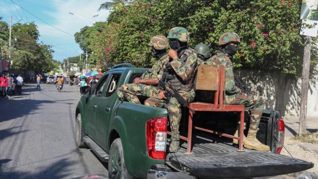 Tropas patrullando Puerto Príncipe ante la violencia de las pandillas.