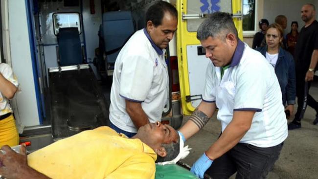 Traslado al hospital de uno de los accidentados.