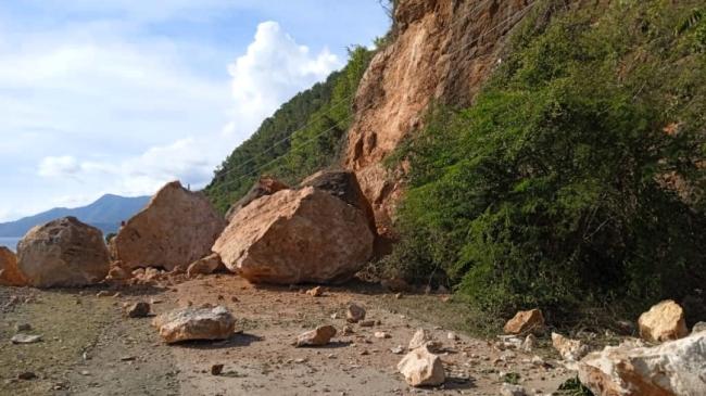 Rocas en la carretera por deslizamientos de tierra tras el sismo del lunes 23 de diciembre, Santiago de Cuba..