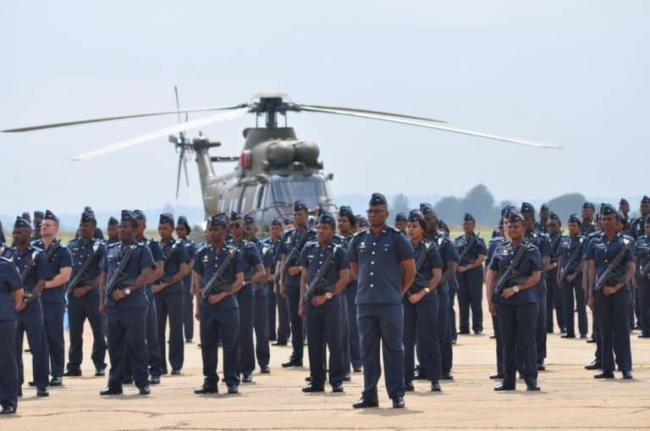 Cadetes de la Fuerza Aérea de Sudáfrica en un acto.