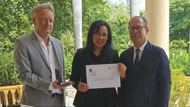  La opositora cubana Marthadela Tamayo recibiendo el premio en La Habana.