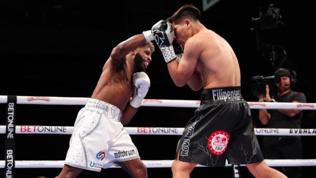 El boxeador cubano Andy Cruz golpea al mexicano Omar Salcido.