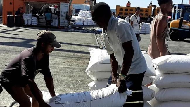 Descarga de arroz en el puerto Guillermón Moncada, de Santiago de Cuba.