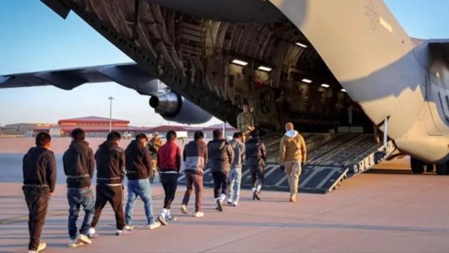 Imagen de una deportación de migrantes en un avión militar.