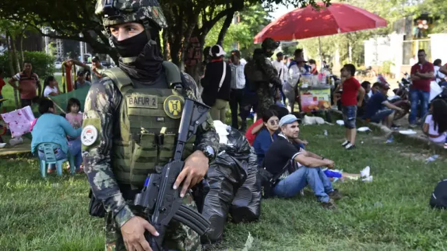 Un soldado del ejército colombiano custodia a los desplazados tras un ataque del ELN.