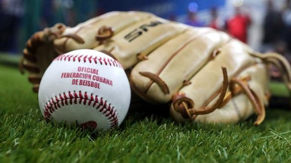 Un guante y una pelota de béisbol.