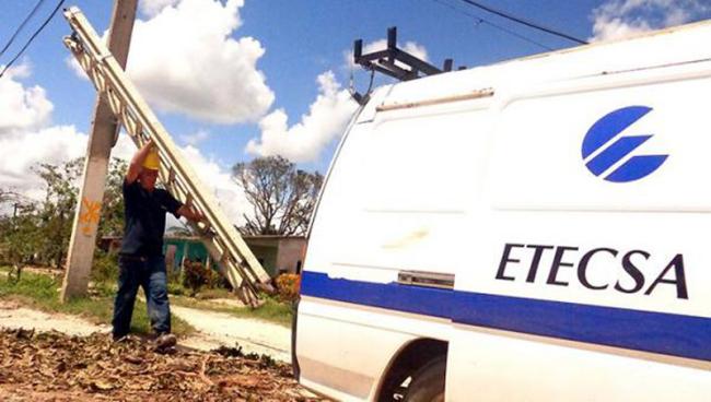 Trabajadores de ETECSA atienden el tendido telefónico.